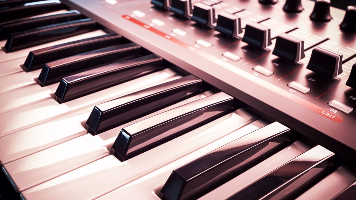 MIDI klaviatury ve studiu, na pódiu i na cesty